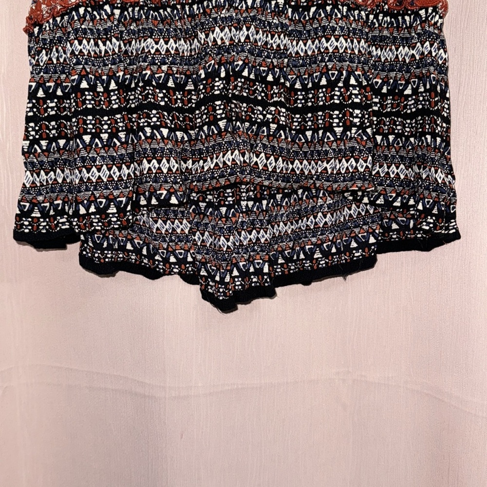 Patterned Crop Top - Picture 3 of 4